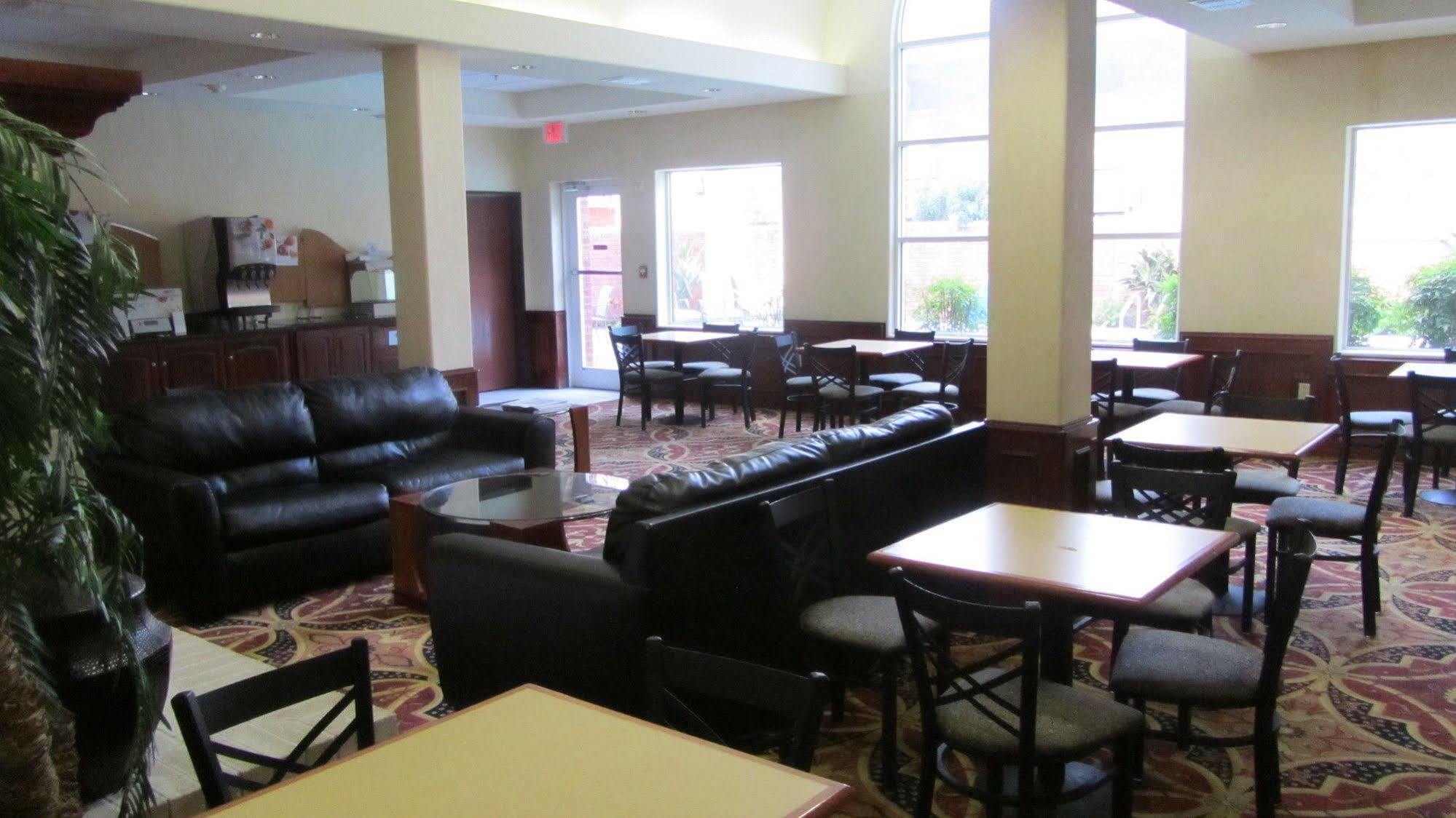 Holiday Inn Express Hotel And Suites Weslaco By Ihg Exterior foto